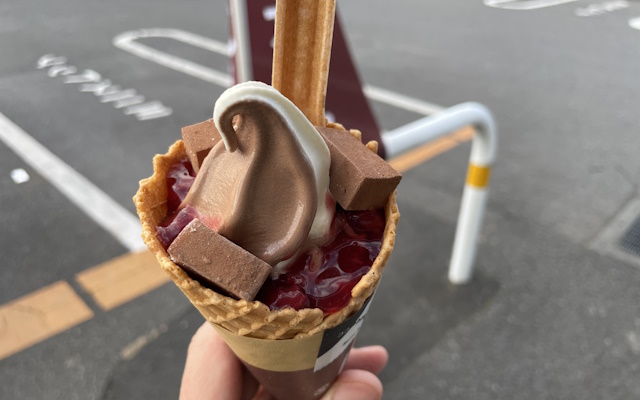 バニラ&amp;イチゴスマスタンド、チョコだまり（大）、カップソフトクリーム ミニストップ】いちご×チョコ×バニラ！王道の組み合わせながら