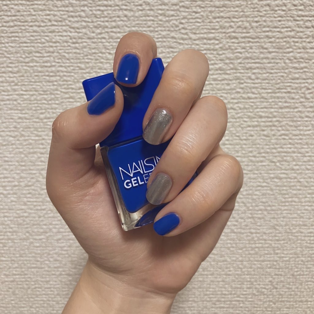 ポリッシュ（NAILS INC　ジェルエフェクト　ベイカーストリート）を塗った手