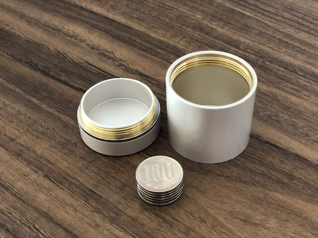 円柱型ミニ骨壺の容量がわかる写真