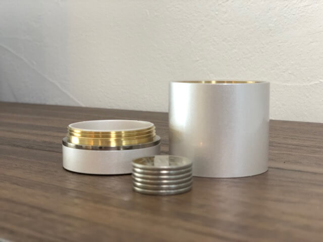 真横からミニ骨壺を撮った写真