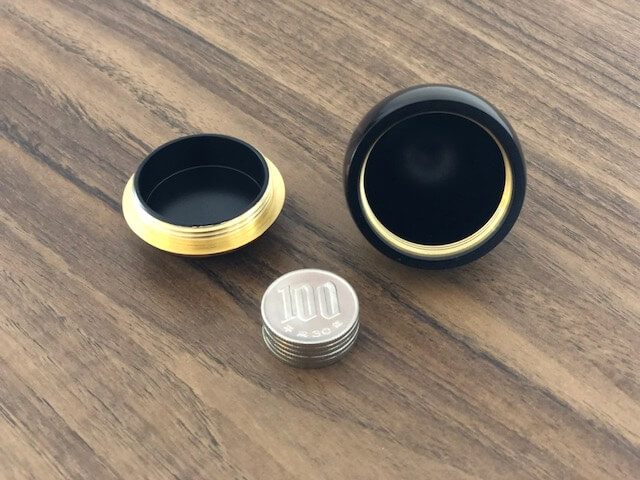 卵型のミニ骨壺の容量がわかる写真