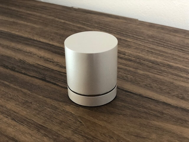 円柱型のミニ骨壺の写真