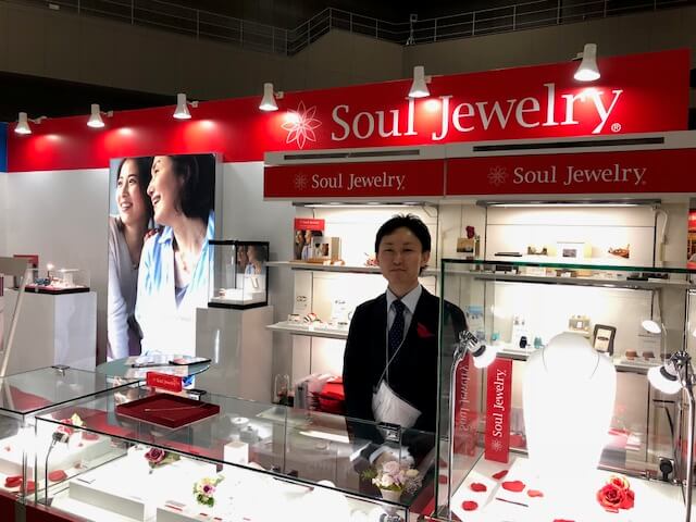 エンディング産業展で手元供養ソウルジュエリーの説明を受けた写真