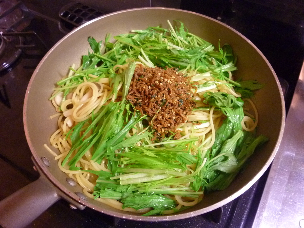 水菜としめじとふりかけのパスタ 赤い羽blog