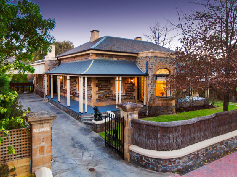 さすがアデレードの伝統住宅 中庭にはなんと コーチハウス が ちょっと南半球から通信