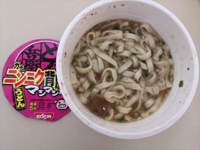 日清どん兵衛から発売したガチニンニク背脂風豚骨ラーメンマシマシ篇を実食レポート