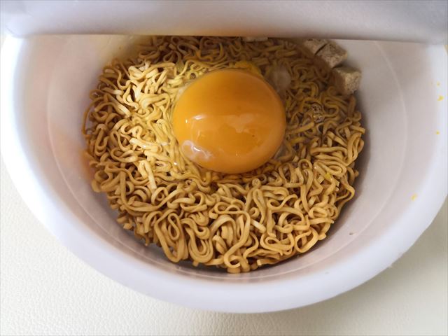 日清から発売したチキンラーメンスパイシーカレーに生卵をのせた