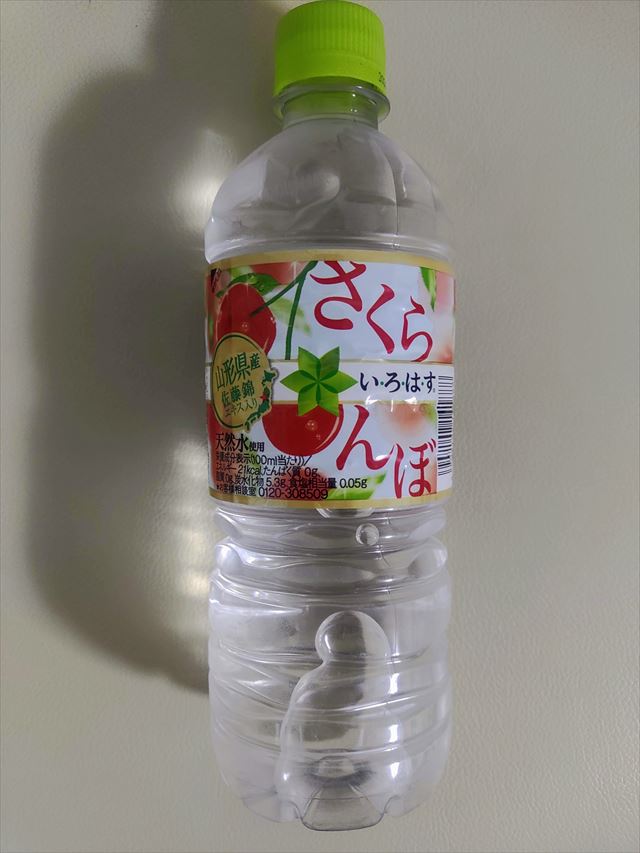 いろはす さくらんぼ を買いました 実食レポート 短時間で見る備忘録やレビュー メモのて