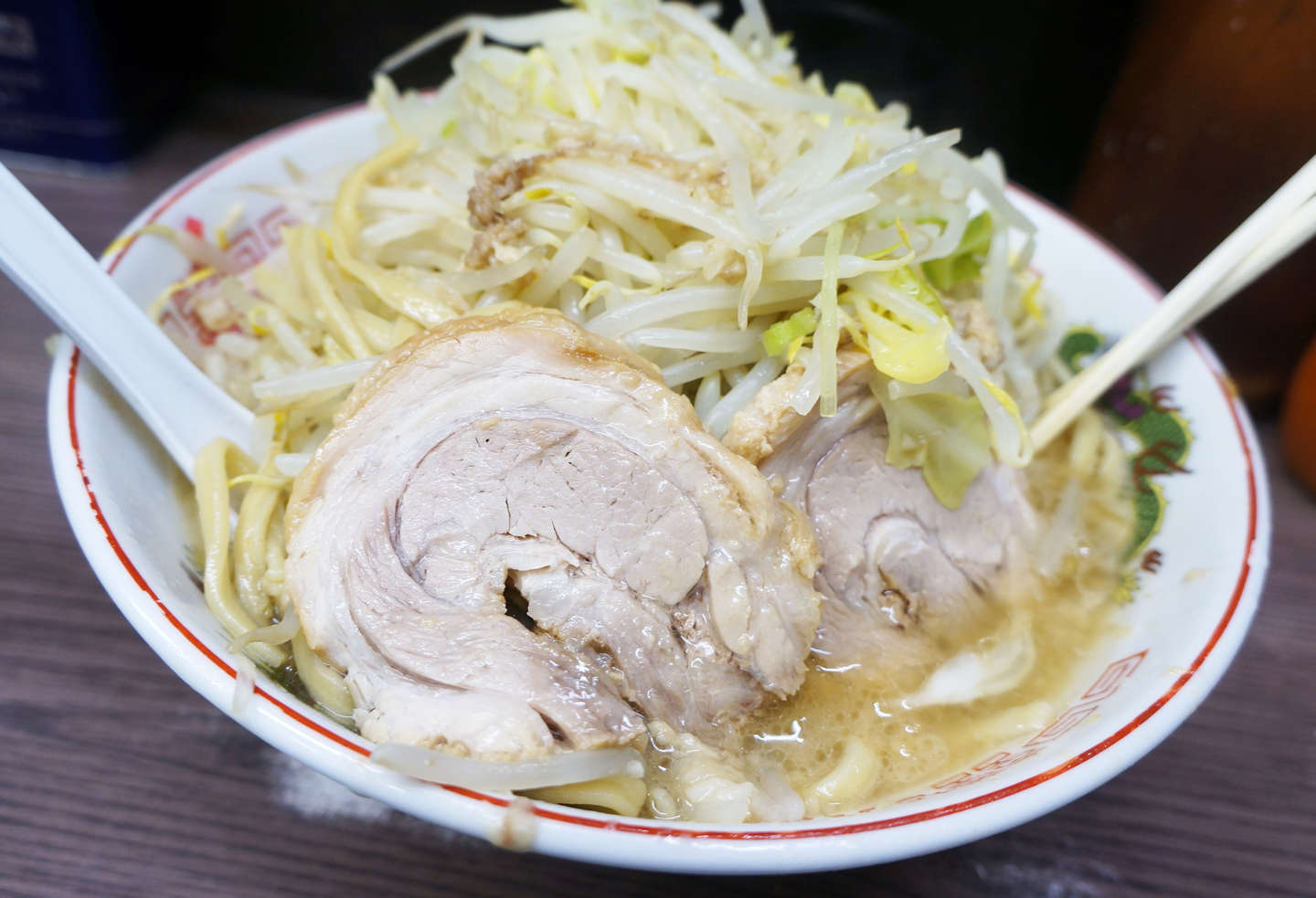 ラーメン二郎 横浜関内店 - 長い並びも友人となら。素人玄人高低差高め