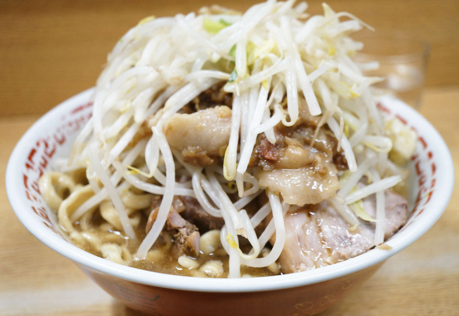 ラーメン二郎 環七新新代田店 - 初訪問アウェーで緊張感の漂う独特な