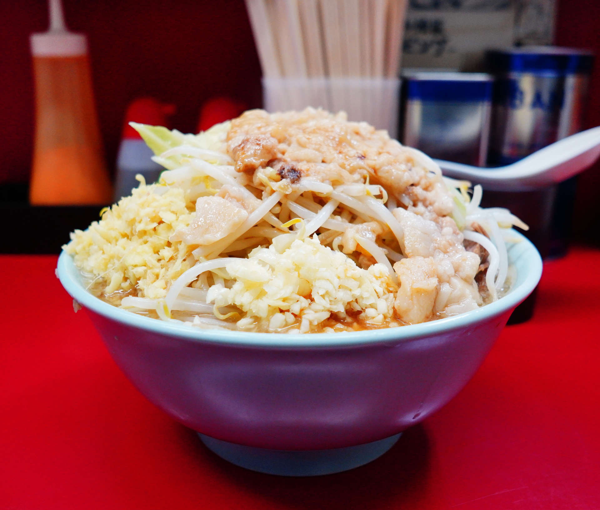 ラーメン二郎 中山駅前店 - カラメアブラの輝く端正な球状の盛りの美 ...