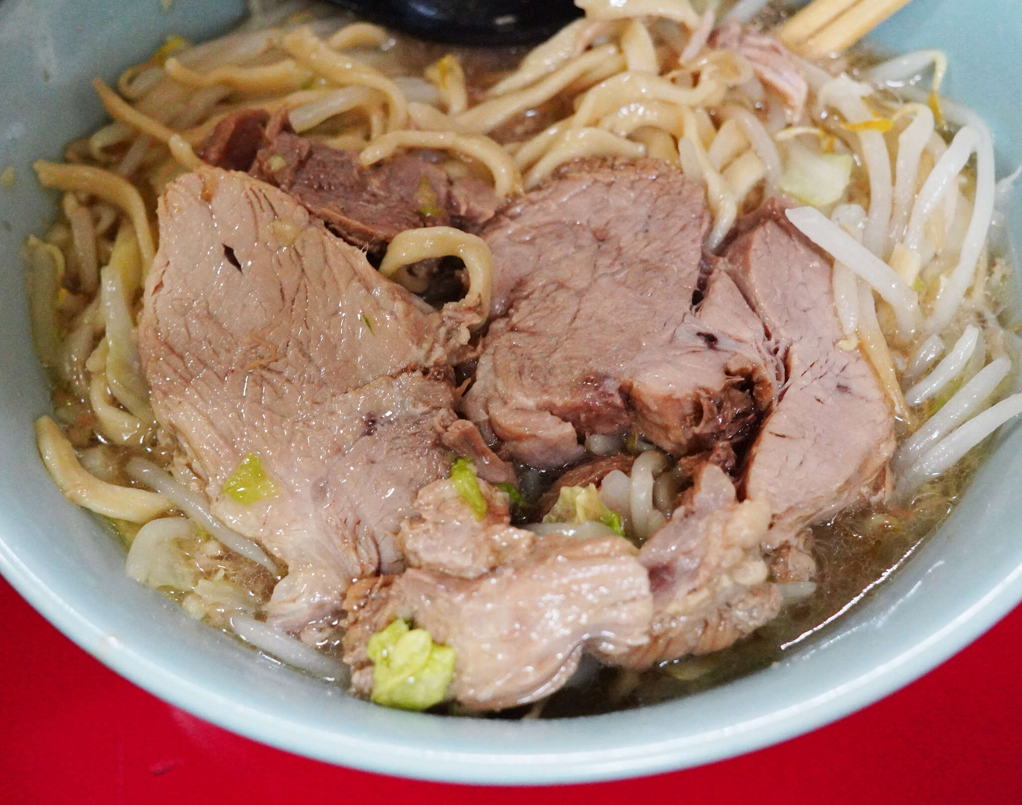 ラーメン二郎 中山駅前店 - 最後まで熱々を保っているキレのある澄んだ