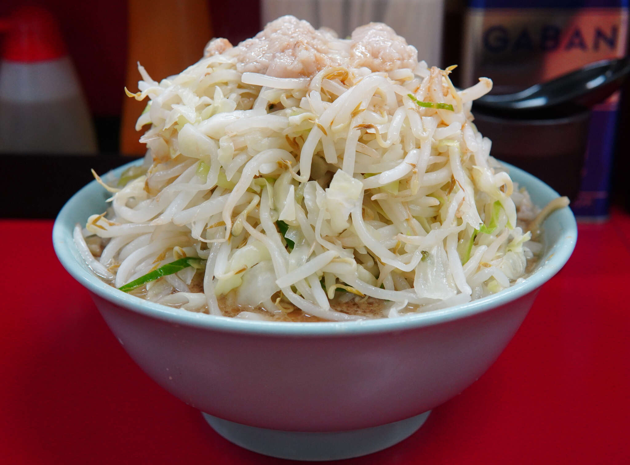 ラーメン二郎 中山駅前店 - ヤサイの茹で加減が完璧。クタすぎずシャキ