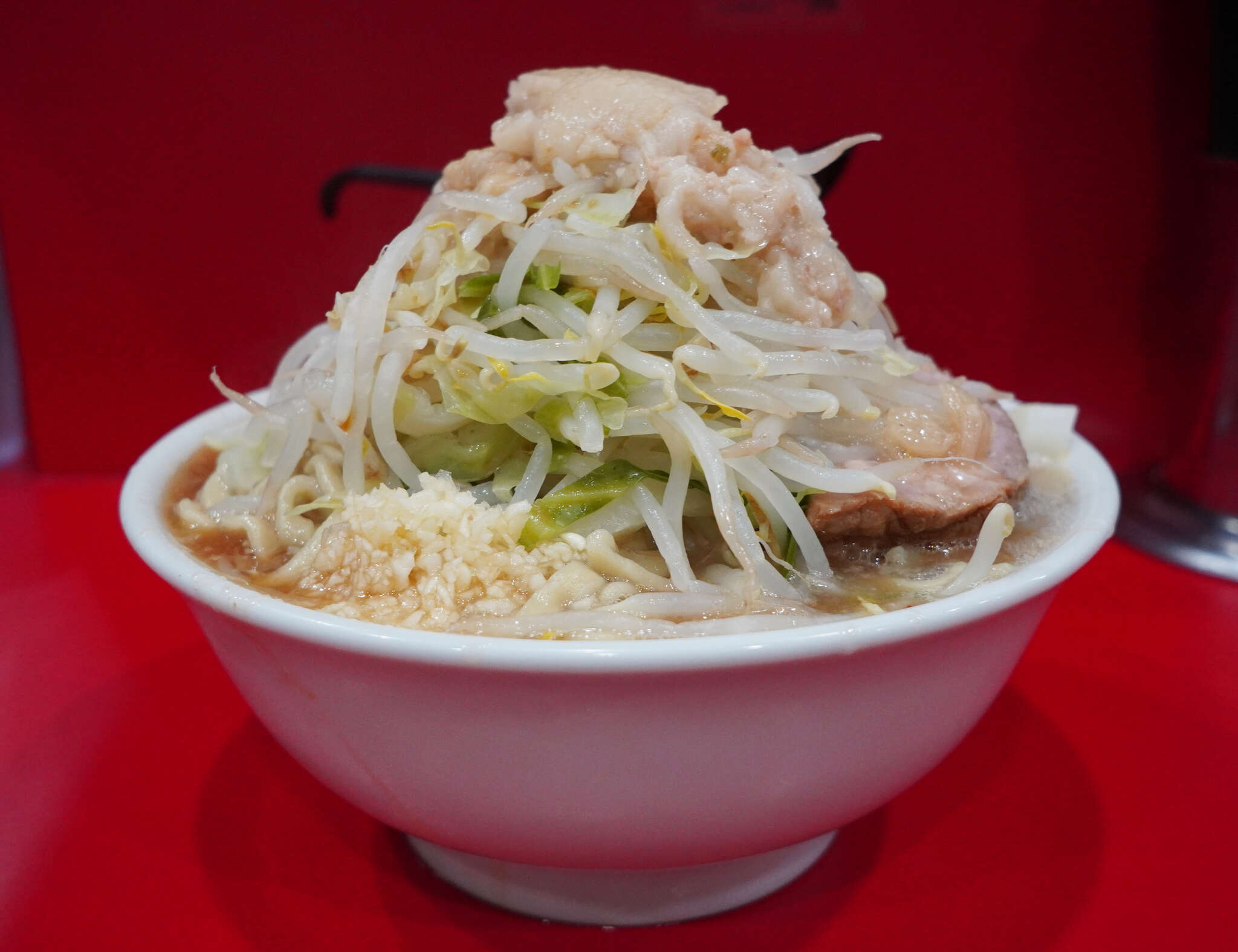 ラーメン二郎 生田駅前店 - 同ロットの麺少なめ女性の皺寄せか、海抜