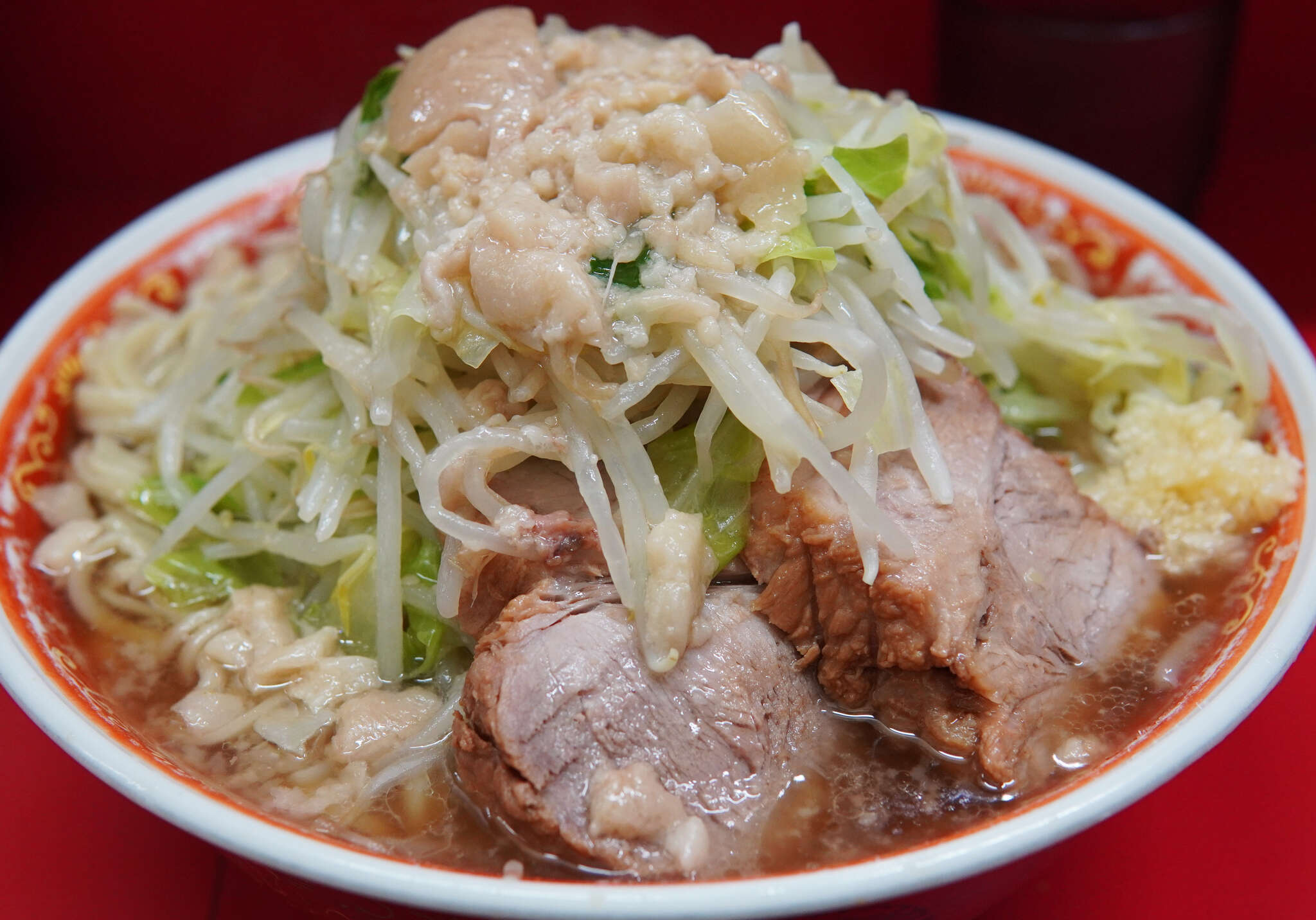 ラーメン二郎 上野毛店 - キャベツの緑が本当に色鮮やか。ヤサイが