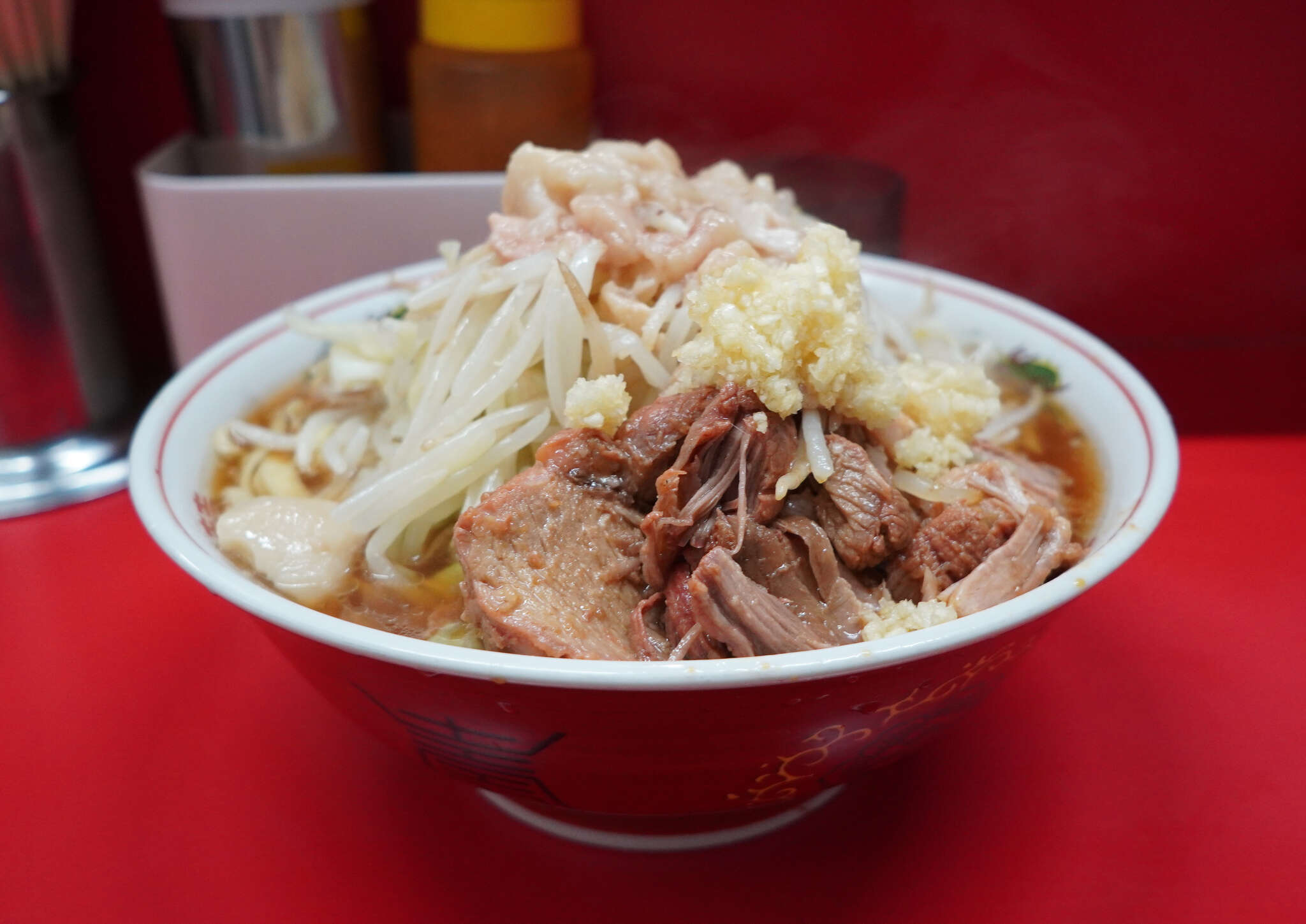 ラーメン二郎 上野毛店 - 一目、真っ茶色に染まったゴロゴロ豚と、その