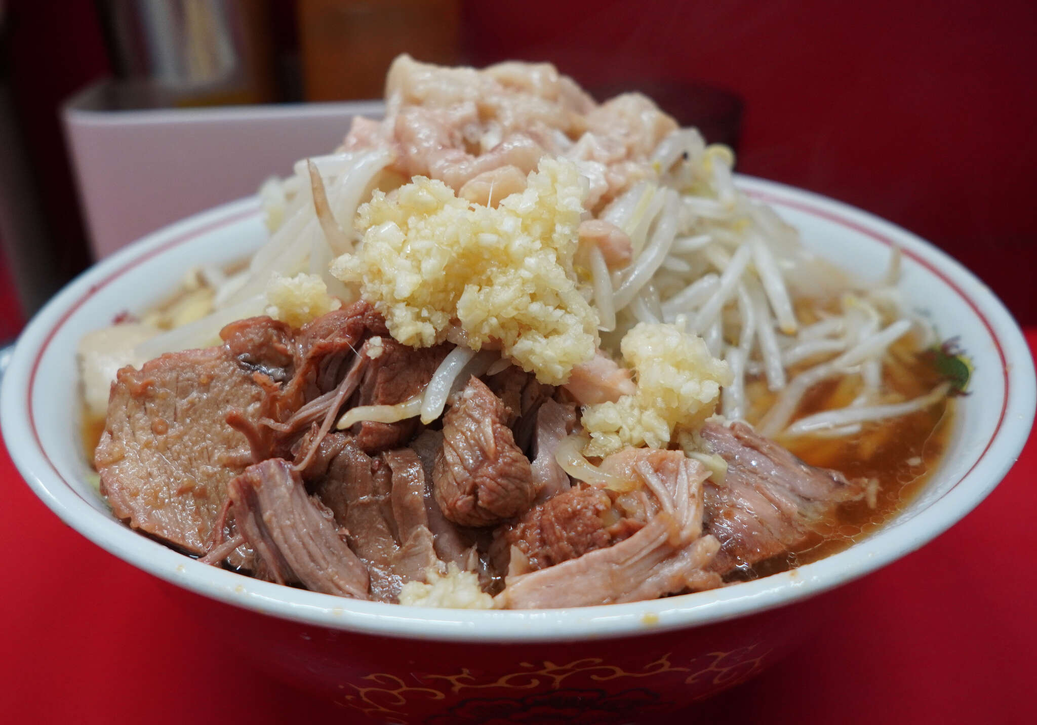 ラーメン二郎 上野毛店 - 一目、真っ茶色に染まったゴロゴロ豚と、その
