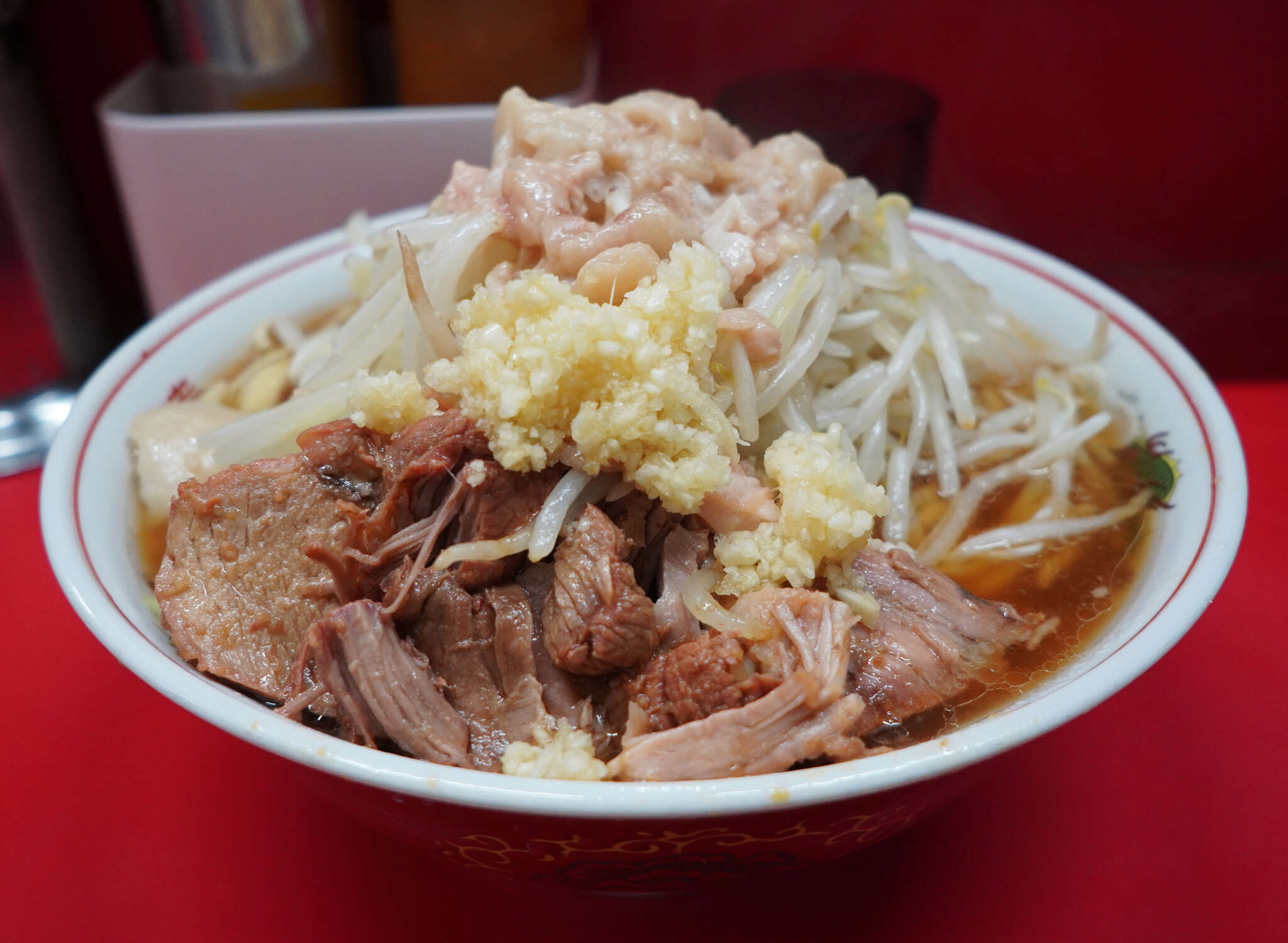 ラーメン二郎 上野毛店 - 一目、真っ茶色に染まったゴロゴロ豚と、その