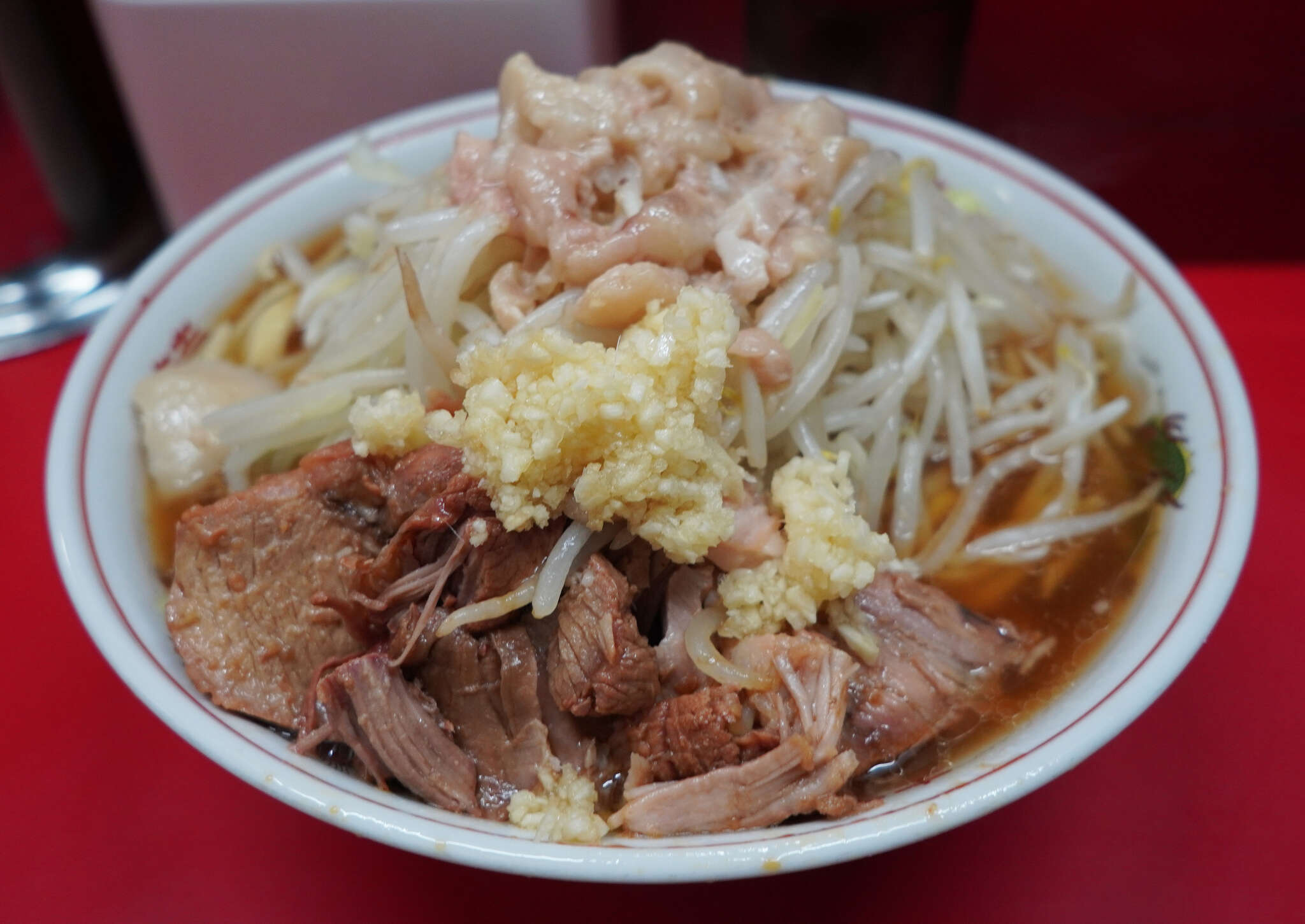 ラーメン二郎 上野毛店 - 一目、真っ茶色に染まったゴロゴロ豚と、その