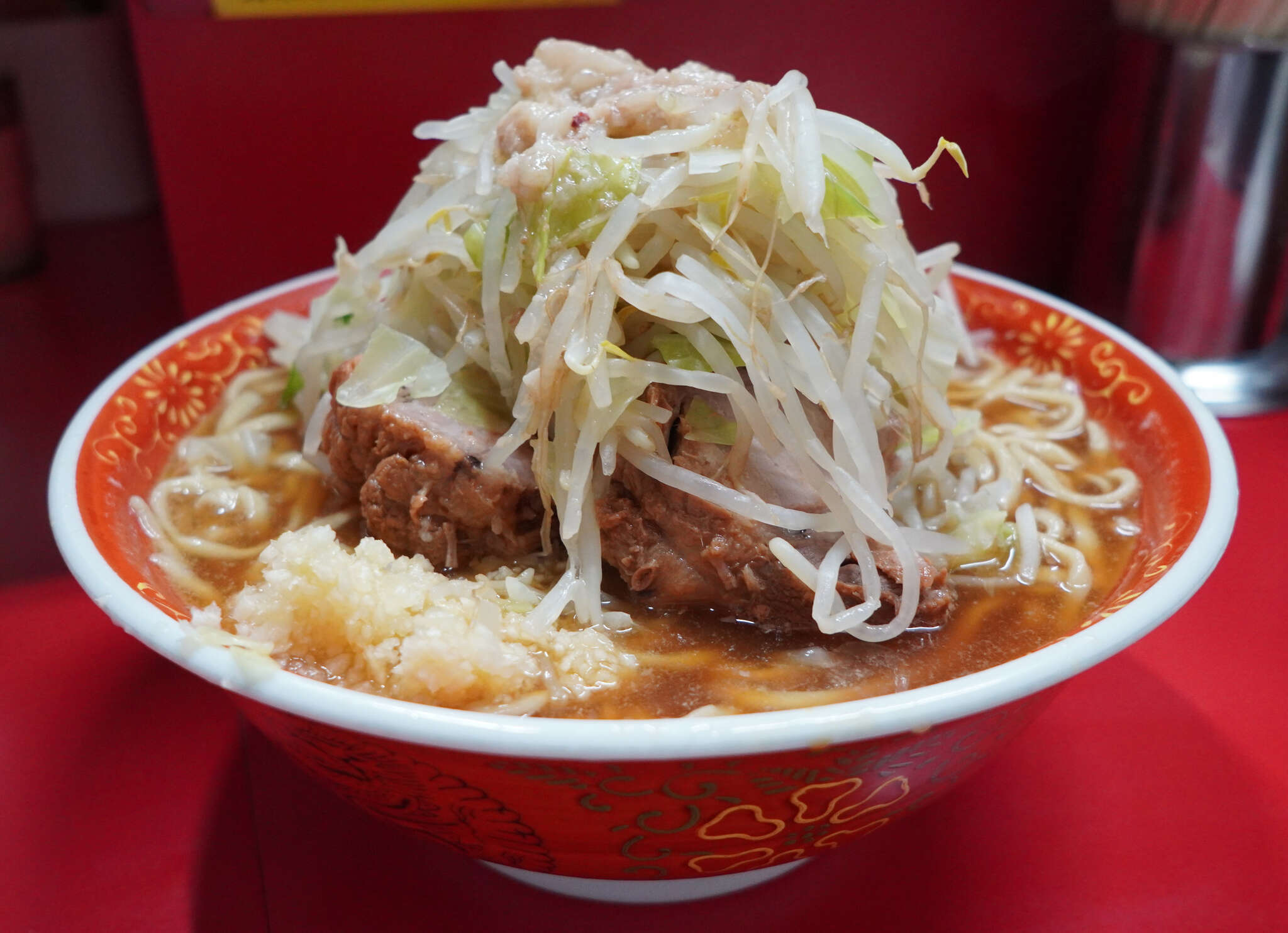 ラーメン二郎 上野毛店 - 薄味赤丼でも十分なキレのスープ。ホタテ豚