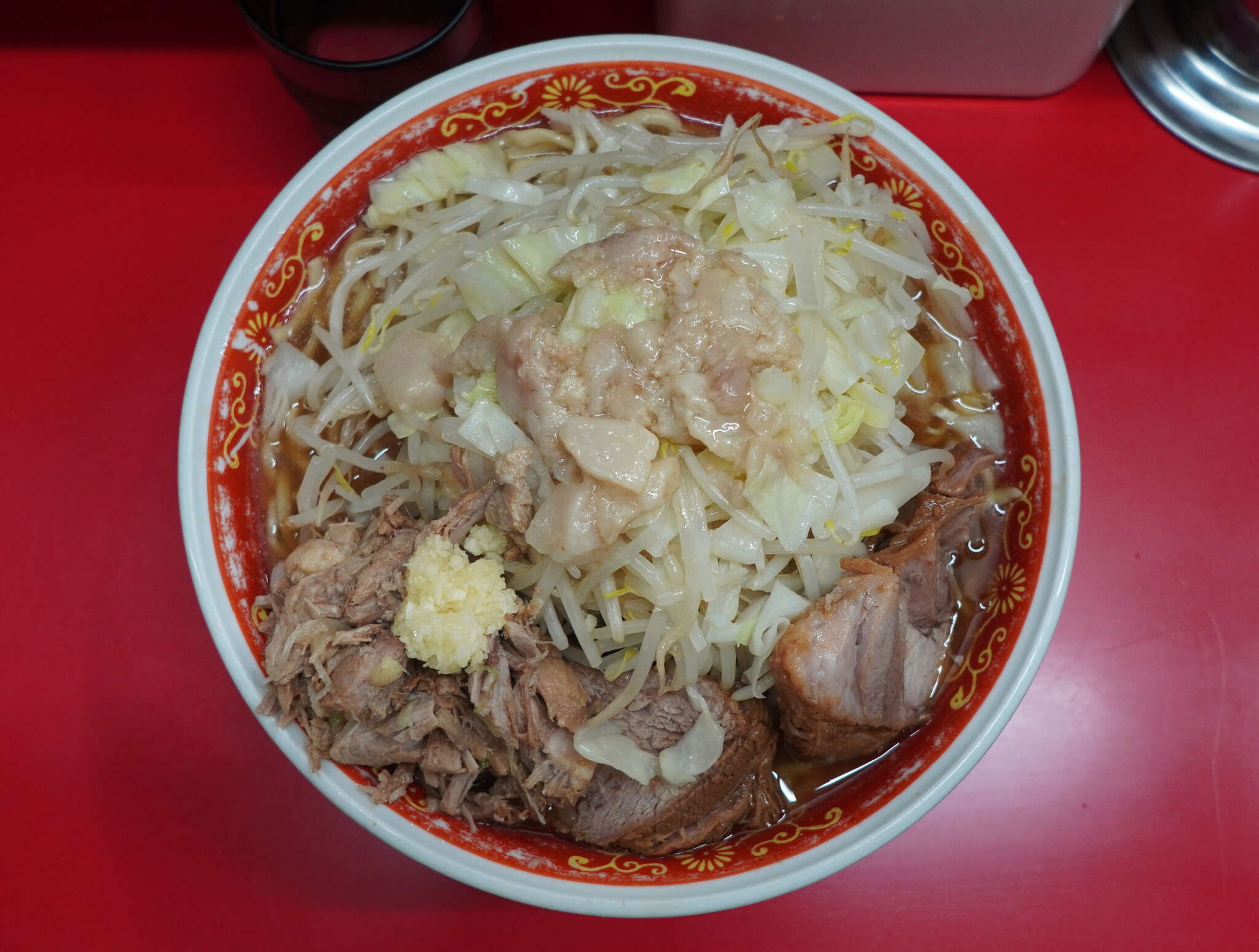 二郎　 ラーメン二郎 上野毛店 - 刻み豚に卓上唐辛子は、ニンニク温存のために