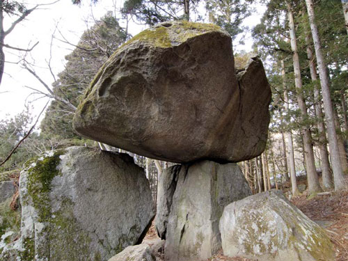 遠野市の続石(つづきいし)