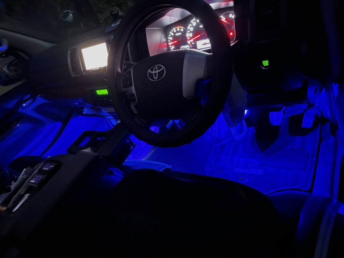 ハイエースの足元ライトアップカスタム