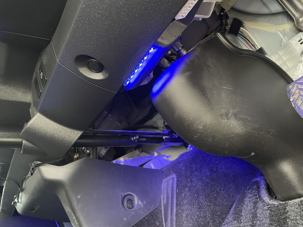 ハイエースの運転席側LEDテープの位置