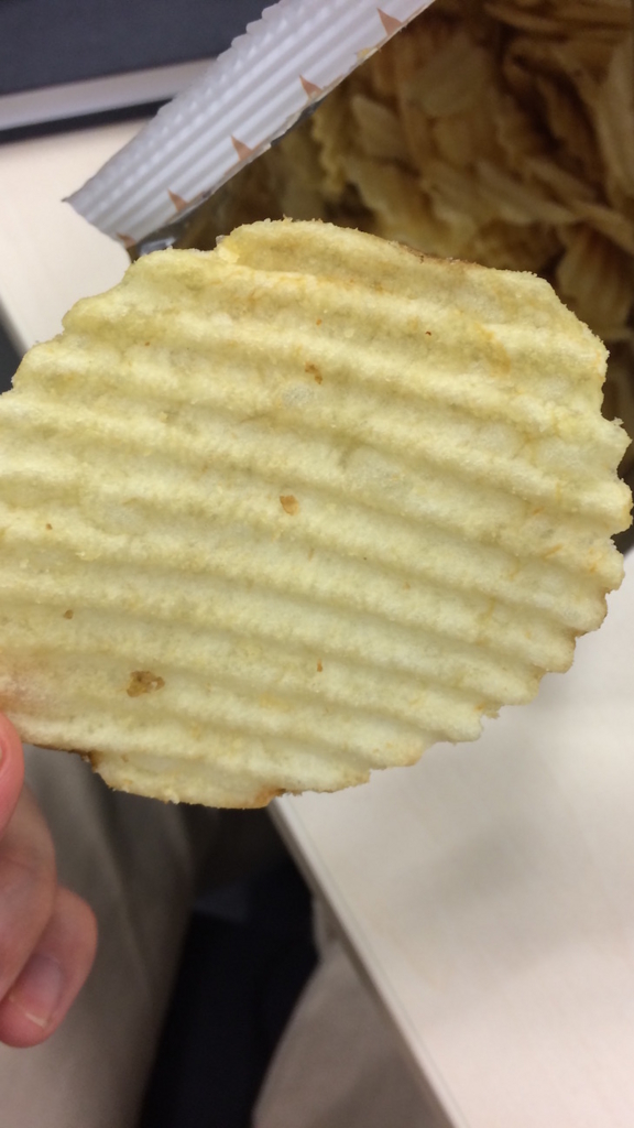 アメポテ ウェーブカットしお味を食べる ポテチ猫