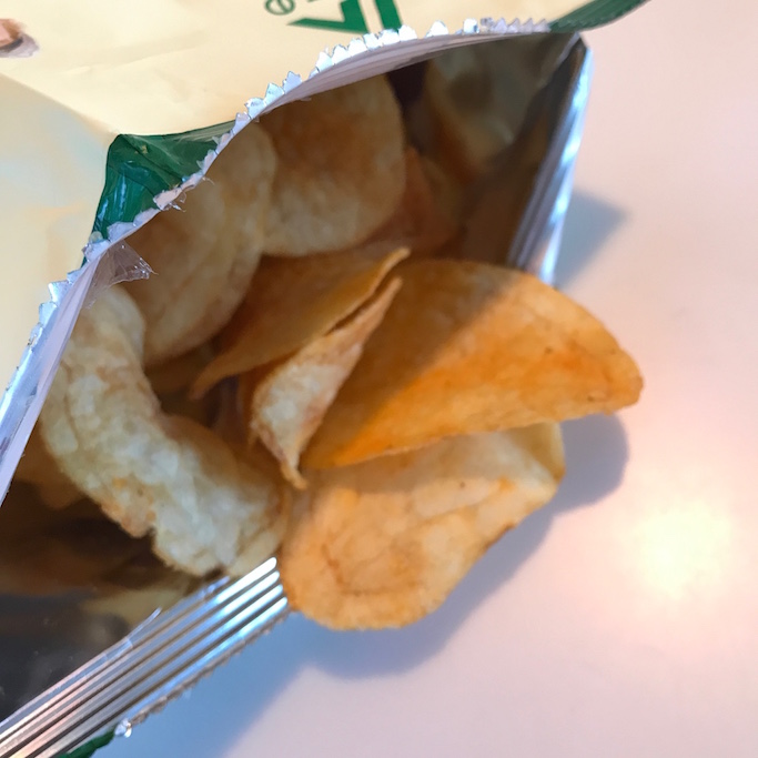 北海道フェアでかみさんが買ってくれた農協ポテチ ふらのっち のコンソメ味を食べる ポテチ猫