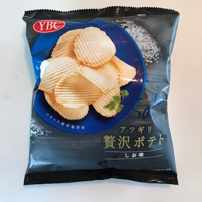 歩くポテチ ヤマザキビスケットのアツギリ贅沢ポテトしお味を食べる - ポテチ猫