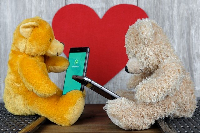 スマホを使うぬいぐるみとハート