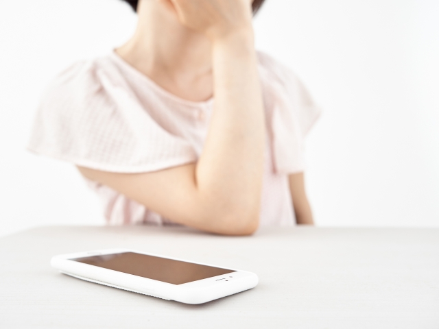 スマホを放置する女性