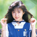 幼稚園児のような服を着たアイドル時代の生稲晃子