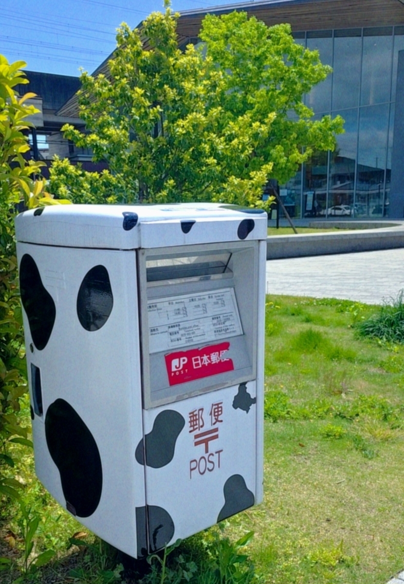 牛柄のかわいいポスト