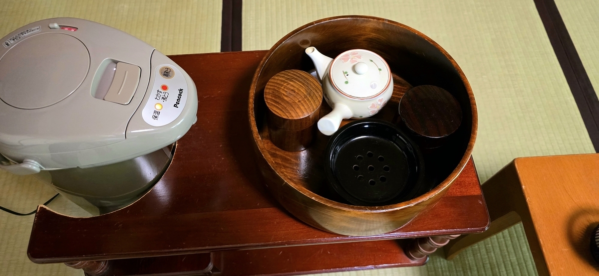 部屋に戻ってお菓子を楽しむ
