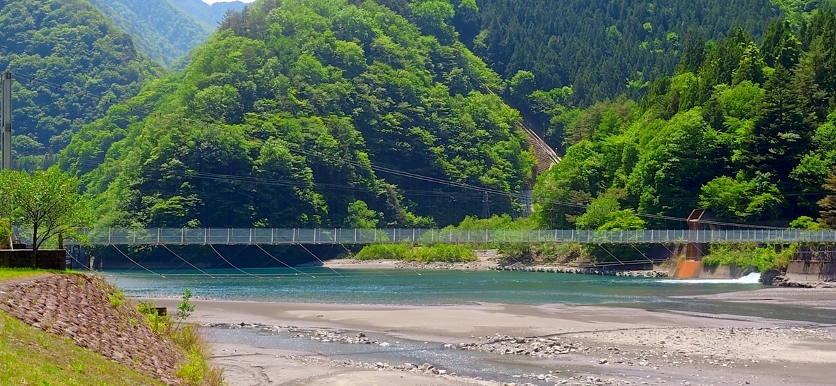 遠くに見える吊り橋