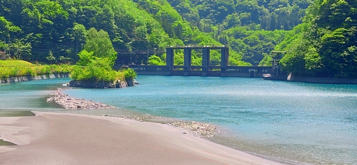 ダムと山々の景色
