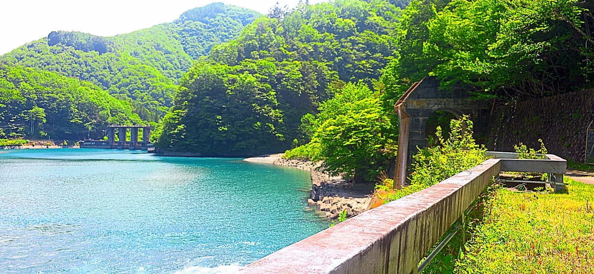 奈良田温泉】エメラルドグリーンの「西山ダム」へ！窓口に着く前から