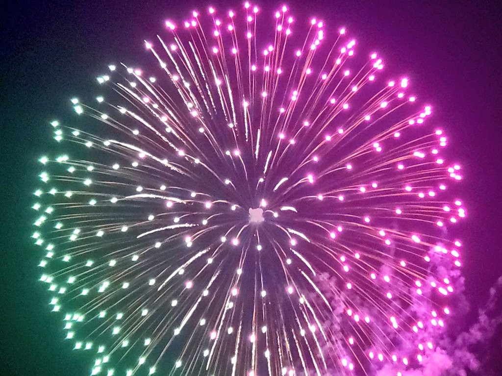 花火大会19 山の上から打ち上がる東京 青梅市納涼花火大会 は間近で迫力ある花火が楽しめる穴場的なスポット ようこそポンヌシアターへ 花火大会19 山の上から打ち上がる東京 青梅市納涼花火大会 は間近で迫力ある花火が楽しめる穴場的なスポット ようこそポンヌシアターへ