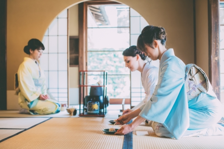 茶道 お茶会に招かれた時の服装って 私服編 茶道初心者でママ友からのお茶会 の誘いを断り続けた結果孤立していた私が たった1週間で作法を身につけ お正客まで任されるようになり ママ友からも尊敬されるようになる方法