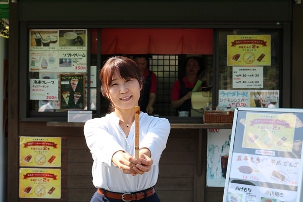 当たり串に喜ぶ女性