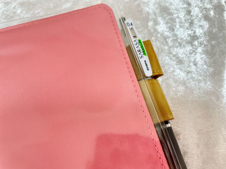 2025年の手帳②】ほぼ日手帳本体をカバーにセットしてみた 2025年の手帳②】ほぼ日手帳本体をカバーにセットしてみた