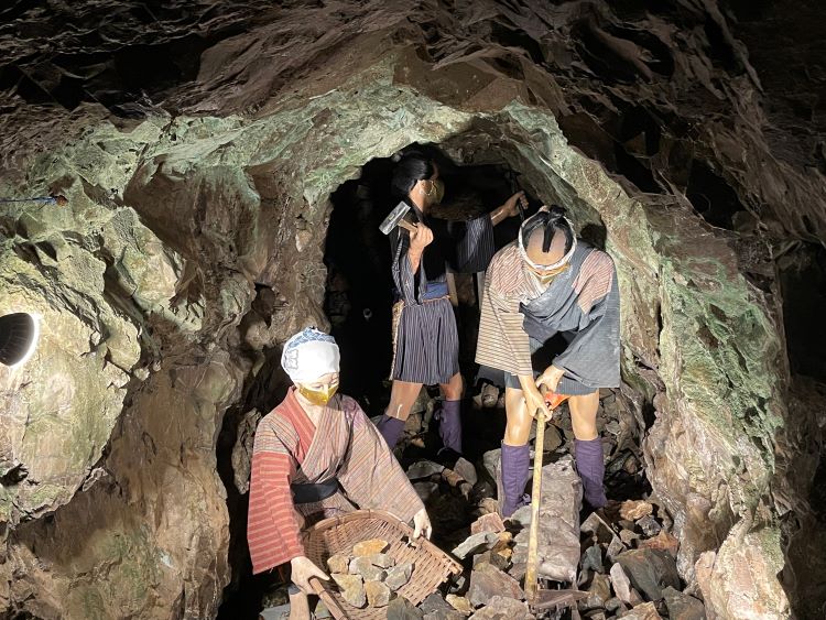 伊豆/土肥金山】坑道で電動人形を愛でて砂金採り体験で「黄金の夢」を