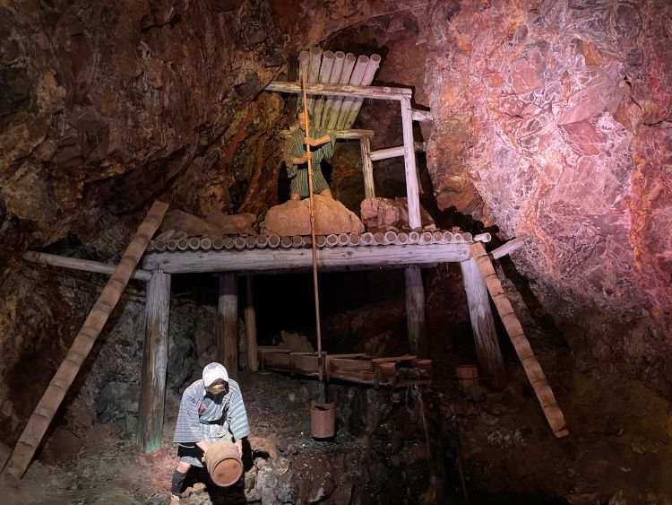 伊豆/土肥金山】坑道で電動人形を愛でて砂金採り体験で「黄金の夢」を