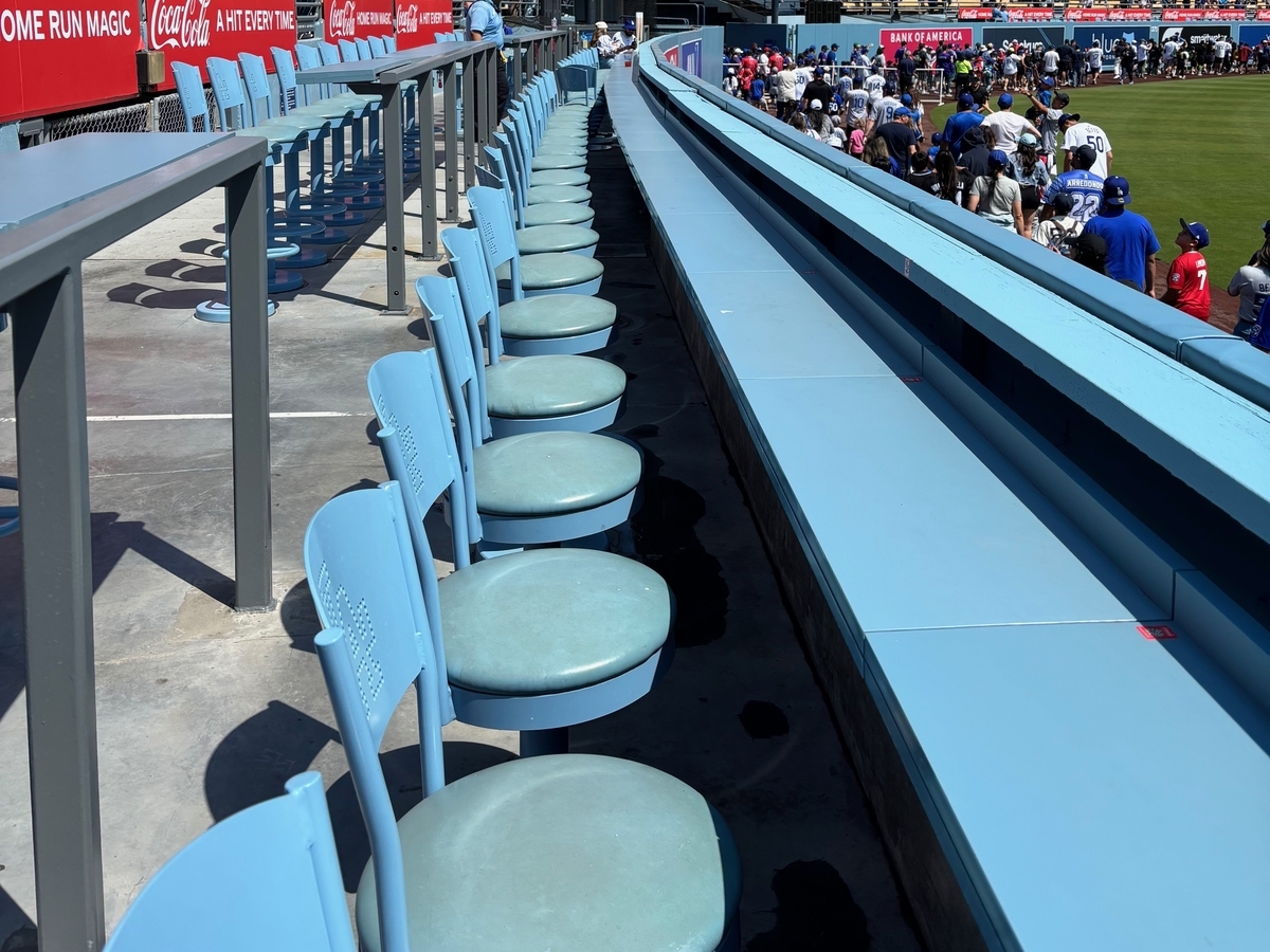 ドジャースタジアム 座席