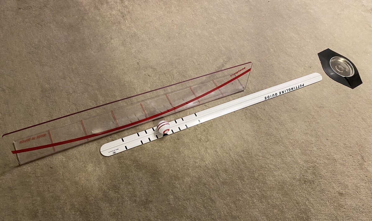 ボールを真っ直ぐに順回転させて、パッティングレールを 100% 成功