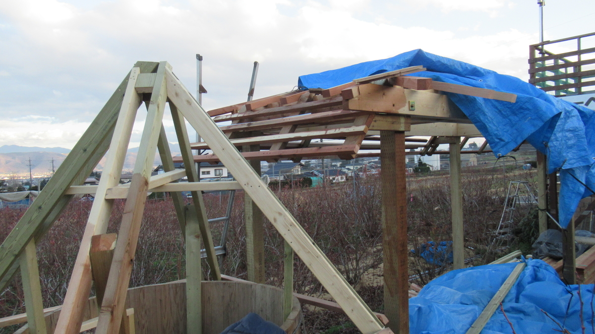 休憩所増設 テラスの軒を作っています 安曇野の丘村山ブルーベリー園 カブトムシ捕りひまわり迷路がある自然農園