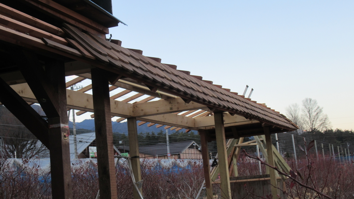 休憩所増設 ピザ釜に軒を作りました 安曇野の丘 村山ブルーベリー園 カブトムシが捕れる自然農園