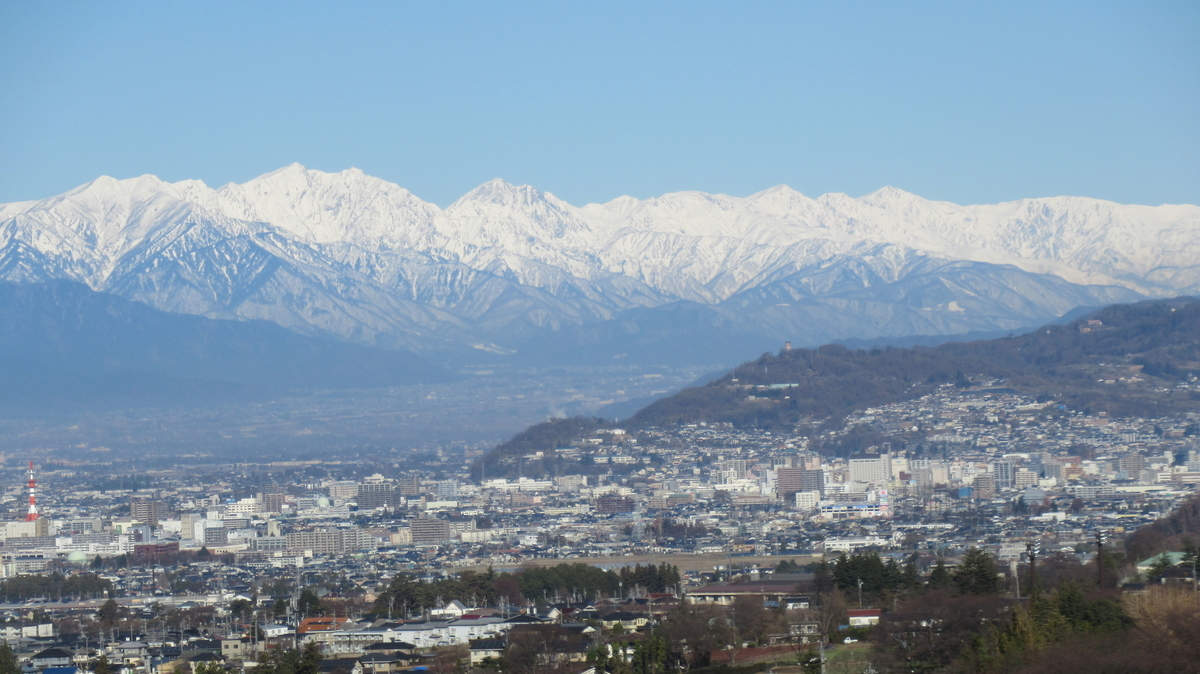 新雪に覆われた北アルプス連峰 - 安曇野の丘村山ブルーベリー園